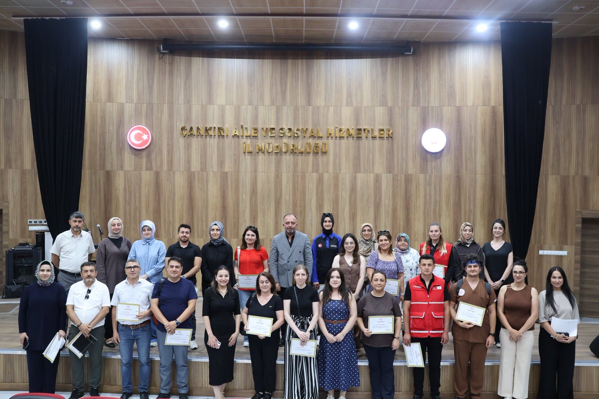 cankiriash's tweet photo. Afet ve acil durumlar sonrasında sunulan Psikososyal Destek (PSD) hizmetlerinin kalitesinin artırılması amacıyla, destek çözüm ortaklarımıza yönelik düzenlenen üç günlük Başlangıç Düzeyi Eğitimi, İl Müdürümüz Sn. Abdulhaluk LONGA tarafından katılım belgelerinin takdim edilmesiyle sona ermiştir.

Eğitime katkı sunan tüm destek çözüm ortaklarımıza teşekkür ederiz.