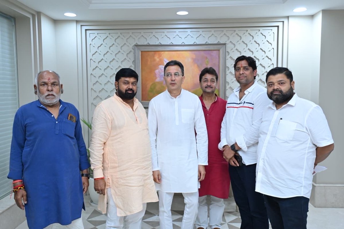 Braham_Samvad's tweet photo. शाहजहांपुर के जलालाबाद भगवान परशुराम की जन्मस्थली का नाम बदलकर परशुरामपुरी किया जाने के उपलक्ष्य में @Braham_Samvad के पदाधिकारियों के साथ केंदीय राज्यमंत्री आदरणीय जितिन प्रसाद जी से मुलाक़ात कर उनका आभार प्रकट कर शुभकामनाएँ दी 
रंजन दीक्षित 
राष्ट्रीय सचिव 
ब्राह्मण चेतना परिषद https://t.co/gUrdWDtOg8