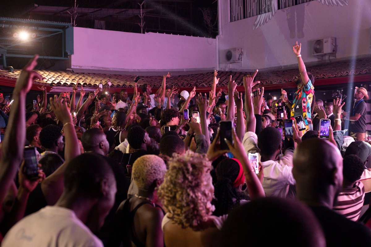 franceauburundi's tweet photo. Merci à l’IFB pour cette magnifique soirée ! Les concerts de Youssoupha ont illustré la vitalité des liens entre le 🇧🇮 et la 🇫🇷, portés par la culture et la francophonie. Une belle façon de célébrer l’inauguration de ce nouvel espace, dédié aux rencontres et à la création. https://t.co/mOATIgqexI
