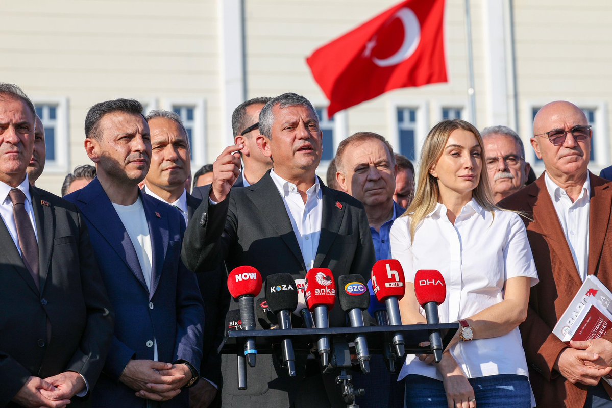 dk_imamoglu's tweet photo. 8 Temmuz 2026, Silivri 

Bugün tarihe kara bir leke olarak geçecek; çünkü yapılanlar ne vicdanlara ne de hukuka sığıyor. Millet görüyor, millet biliyor ve millet unutmayacak. https://t.co/HB5xP3wxm7