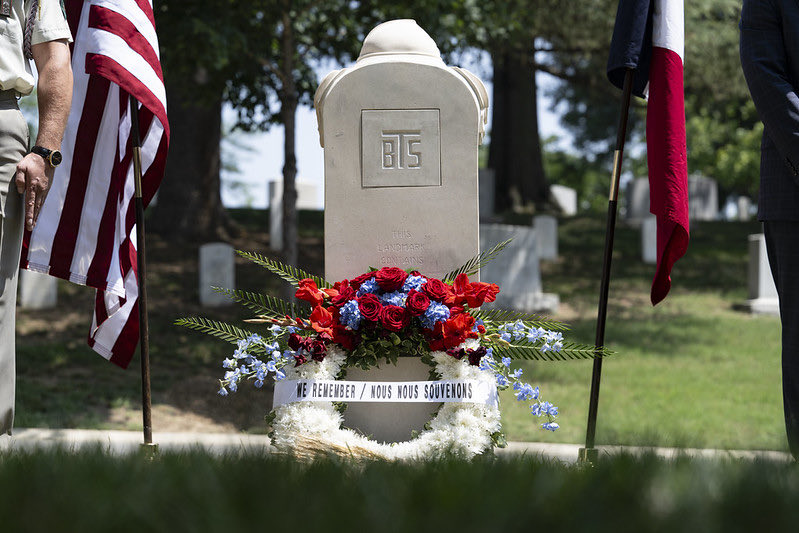 ArlingtonNatl's tweet photo. On July 5, ANMC joined Gold Star Mothers &amp; partner organizations for a Rededication Ceremony of the Sacred Soil Marker in Sec. 18. In honor of America's 250 anniversary, "sacred soil" was gathered from WWI battlefields &amp; placed into a renewed Sacred Soil Marker at ANC. https://t.co/HfECB0vZzB