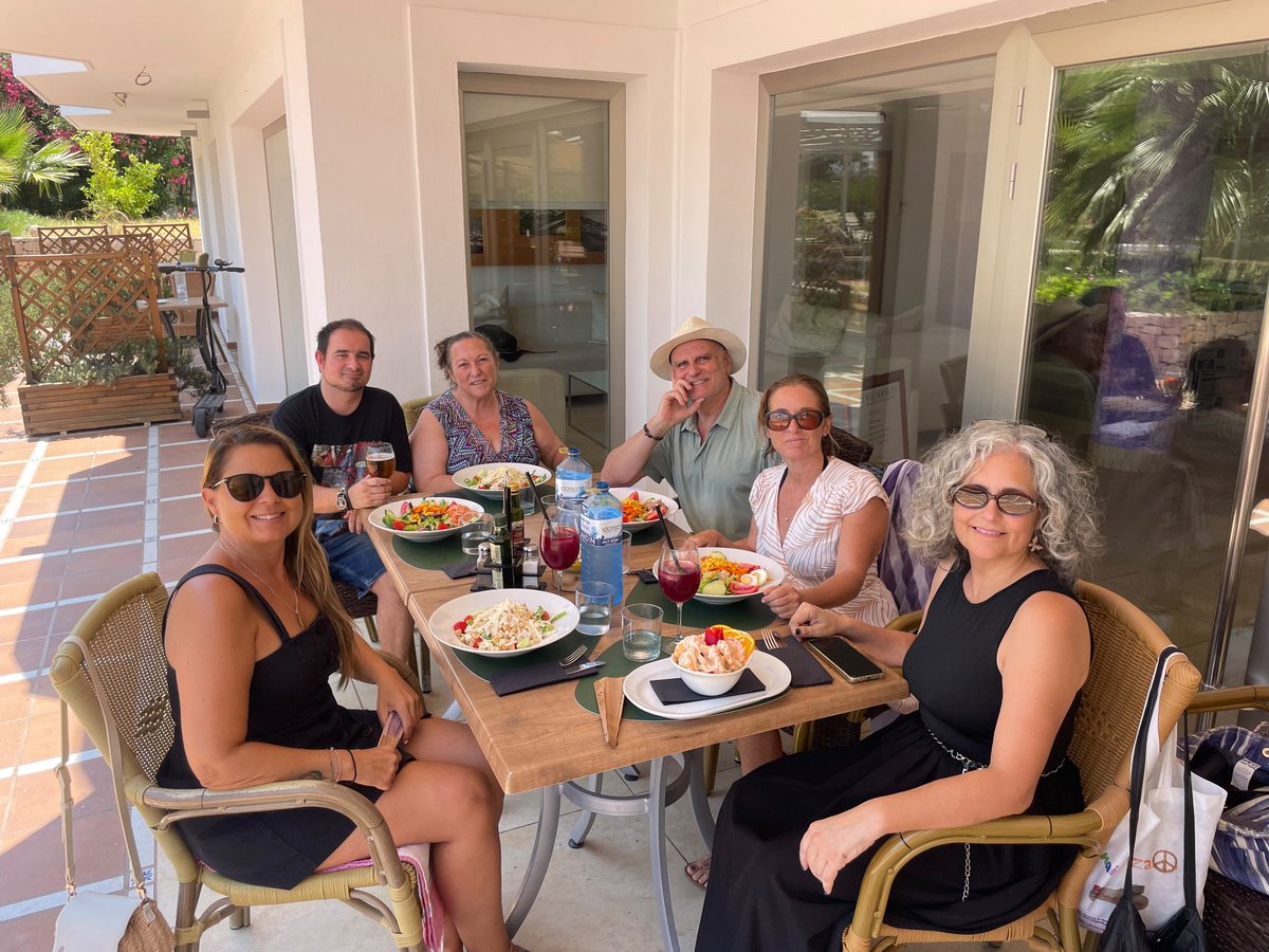 MonEivissa's tweet photo. Amb el jurat de la Mostra Ixtar Curts. Un dinar molt productiu per un festival que no fa més que créixer...
#IxtarCurts @Eivisual @IbizaClick #curts #curtmetratges @melq_art https://t.co/FlO5J4XCCb