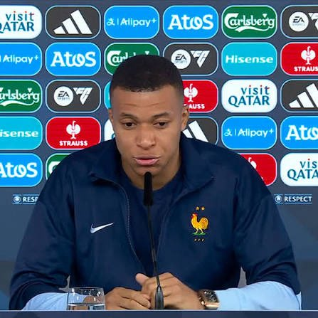 icardo8's tweet photo. 🚨 “Mientras Messi Esté Ahí, Nada Cambia” — Mbappé Reacciona a las Sorpresas del Torneo

Reportero: Kylian, muchas naciones grandes ya están fuera del torneo. ¿Cómo te sientes al ver eso?

🗣️ Kylian Mbappé:“Por supuesto, cuando los grandes equipos quedan eliminados, la gente dirá que eso aumenta tus chances de ganar. Y sí, tal vez en el papel se vuelva ‘más fácil’… pero para mí, no cambia nada.

Mientras Lionel Messi siga en la competencia, nada es fácil.

Puedo decir honestamente que estoy en la mejor forma de mi vida en este momento, jugando en mi punto máximo… y aun así, un hombre de 39 años sigue liderando la carrera por la Bota de Oro. Es una locura.

Todos lo estábamos viendo ayer desde nuestro campamento… y después de esa actuación, podías sentir que algo cambiaba. Los chicos solo se miraban entre sí como… ‘¿cómo demonios detienes eso?’

Lo que está haciendo a los 39 no es normal. No hay forma de que debas seguir siendo el mejor jugador del mundo a esa edad… pero él sigue demostrándolo.

Así que no, no estoy feliz de ver a otros equipos eliminados. Porque si Messi sigue ahí… no hay nada que celebrar.

Para mí, él es el más grande de todos los tiempos👑. Y mientras esté en la cancha, todo sigue siendo posible para él.”