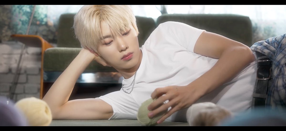 letforjh's tweet photo. 제일 인상 깊었던 장면은 역시 흰 셔츠 입고 나온 도입... 얼굴 진짜 미쳤어요😭

물론 벌스2에서 정현이가 직접 쓴 가사는 더 오래 남는 것 같아요. 정현이만의 감성이 그대로 느껴져서 더 특별하게 들렸습니다💚💚💚

#내_머릿속엔_온통_이정현만_Skrr https://t.co/CnN4GwclLJ