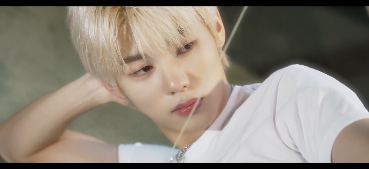 letforjh's tweet photo. 제일 인상 깊었던 장면은 역시 흰 셔츠 입고 나온 도입... 얼굴 진짜 미쳤어요😭

물론 벌스2에서 정현이가 직접 쓴 가사는 더 오래 남는 것 같아요. 정현이만의 감성이 그대로 느껴져서 더 특별하게 들렸습니다💚💚💚

#내_머릿속엔_온통_이정현만_Skrr https://t.co/CnN4GwclLJ