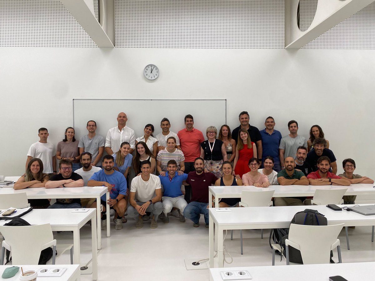 ccafdusj's tweet photo. 𝗖𝗹𝗮𝘂𝘀𝘁𝗿𝗼
Finaliza el curso académico 2025-2026 y lo cerramos con esta foto del claustro final celebrado esta semana.
Toca recargar pilas 🔋 y organizar el próximo curso.
#claustro #profesores #ccafd #FCS https://t.co/hN5YZkdnn6