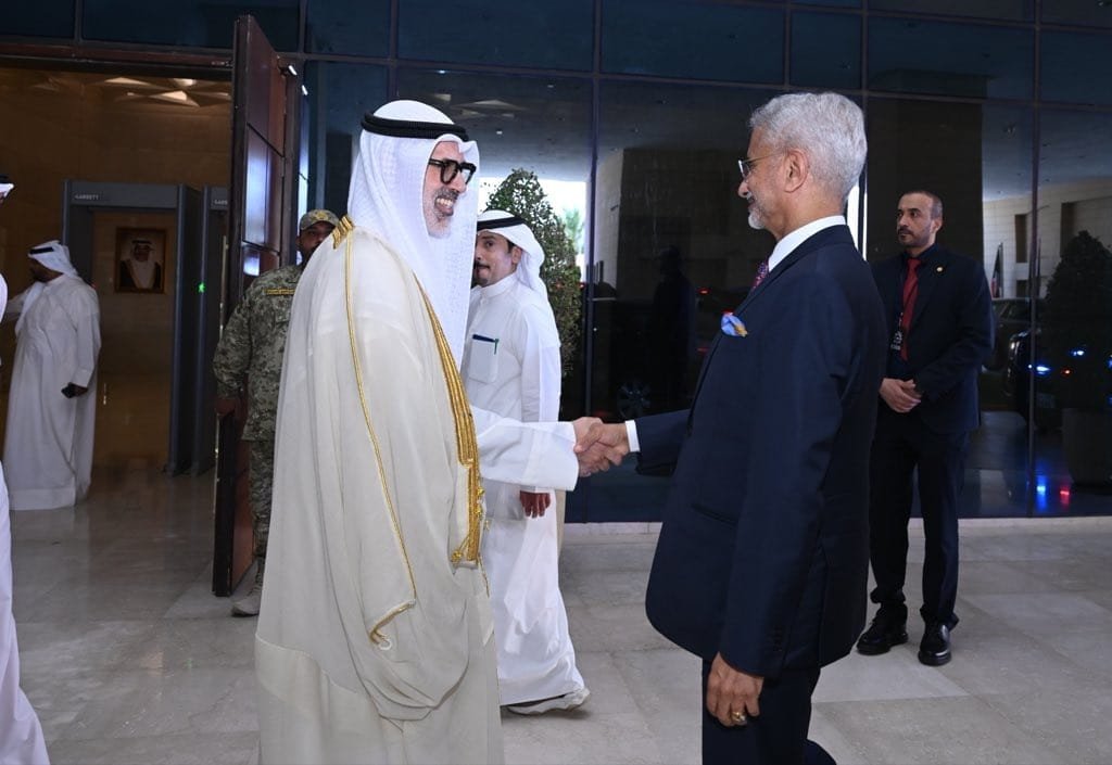 CnnKashmir's tweet photo. Jaishankar, Kuwait FM Discuss Gulf Situation, Review Bilateral Ties

New Delhi, July 8th (CNS): External Affairs Minister S. Jaishankar on Wednesday met Sheikh Jarrah Jaber Al-Ahmad Al-Sabah and discussed the impact of the Gulf conflict on the region and its wider implications. https://t.co/dgMhR70N7R