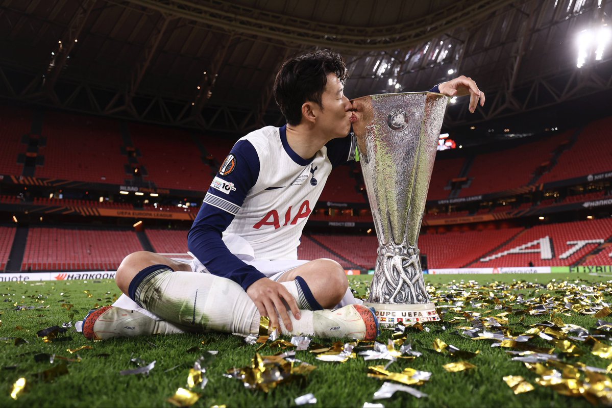TheSpursExpress's tweet photo. Happy Birthday to #Tottenham legend Son-Heung Min! The former Europa League winning Captain turns 34 today. 🏆

Sonny is one of the best players to have ever worn the #Spurs shirt. 🤍🇰🇷 https://t.co/uYqIaugkhC