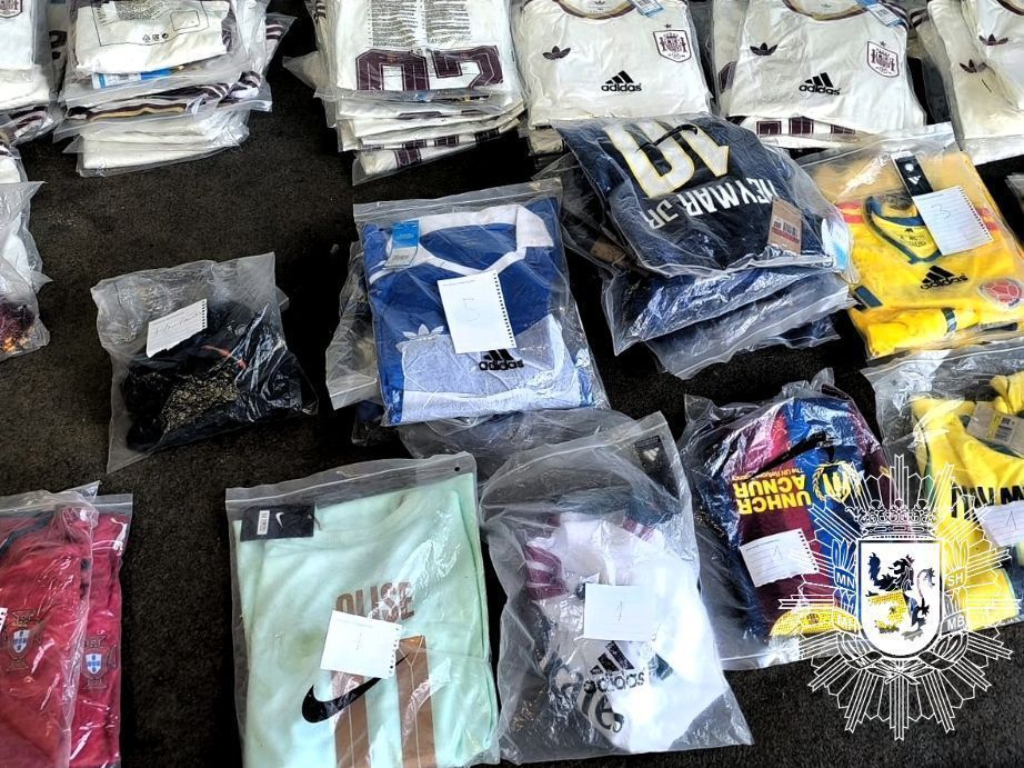 policiazaragoza's tweet photo. 🚨 El pasado viernes, agentes de #SectorCentro intervinieron en la calle Alfonso de Zaragoza mercancía presuntamente falsificada.
🔹 99 camisetas deportivas de imitación de distintas marcas.
🔹 28 pantalones deportivos de imitación de distintas marcas.
⚠️ Comprar productos falsificados perjudica al comercio legal.
📞 0️⃣9️⃣2️⃣
#ATuServicio