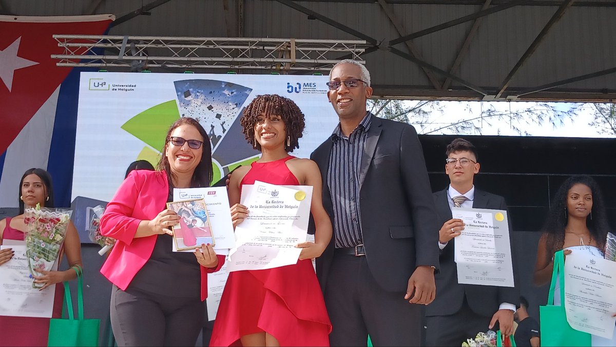 UHoCuba's tweet photo. 🎓 1,521 nuevos profesionales listos para aportar a Cuba desde la ciencia, la educación y mucho más.

Dargis Milán Albear nos llena de orgullo: Graduada Integral de la #UHo 

🏅 234 Títulos de Oro | 🔬 93 Premios al Mérito Científico.
¡Muchas felicidades!
@CubaMES @QueipoRuiz https://t.co/D2mVnPxYdE
