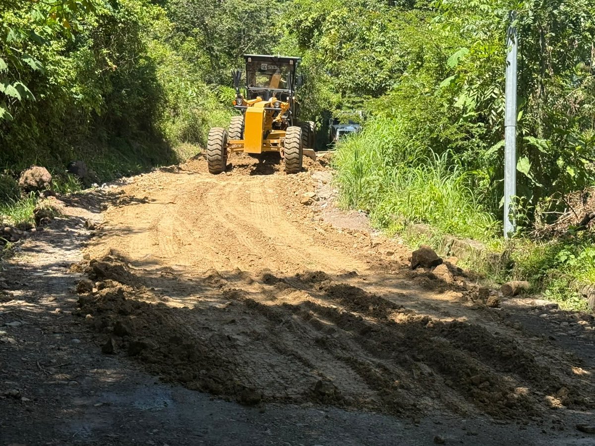 decentroDES's tweet photo. #DePaís| Varios caminos rurales están siendo intervenidos para facilitar la conectividad, uno de estos es la calle principal hacia Las Vueltas, en #Chalatenango, informa el Ministerio de @ObrasPublicasSV.
Fotos: Cortesía https://t.co/UXK323IPDD