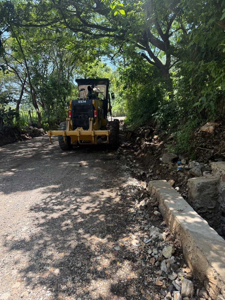 decentroDES's tweet photo. #DePaís| Varios caminos rurales están siendo intervenidos para facilitar la conectividad, uno de estos es la calle principal hacia Las Vueltas, en #Chalatenango, informa el Ministerio de @ObrasPublicasSV.
Fotos: Cortesía https://t.co/UXK323IPDD