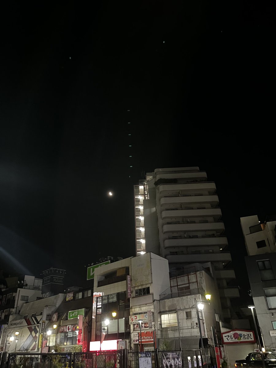 getup117's tweet photo. 「実は2年前にも僕らバトルしてるんです！この場所で！」という青年との再会があったりで、やはりストリートはエモい。転売ヤーがいない。 https://t.co/Fb1rcHtspP