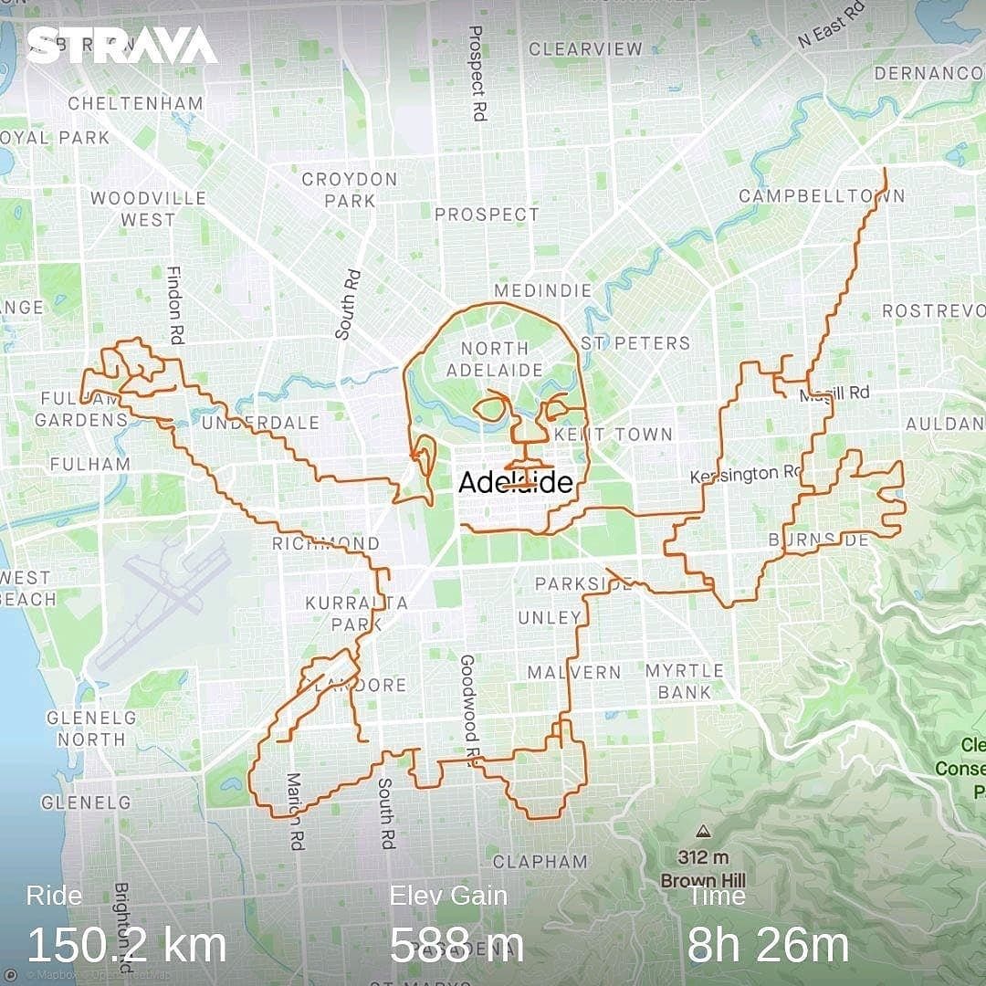 marcvidal's tweet photo. Un ciclista australiano recorrió 150 kilómetros en ocho horas para "dibujar", con el trazado de su ruta, la portada de Nevermind de Nirvana. 

Ni una línea recta. Ni un atajo. Solo el mapa como lienzo y el GPS como pincel.

Se llama Strava art, o GPS art: convertir calles reales en el trazo de un dibujo invisible que solo existe cuando alguien lo mira desde arriba. No optimiza nada. No vende nada.

A mi me ha parecido que tiene su punto. En una época que exige que cada gesto tenga retorno, alguien pedaleó ocho horas para no producir más que una imagen efímera en un mapa.

_
👉 https://t.co/kMS4bBuOP5