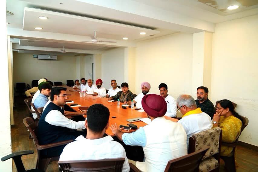 rajinderdeepa's tweet photo. ਅੱਜ ਪੰਜਾਬ ਕਾਂਗਰਸ ਭਵਨ ਚੰਡੀਗੜ੍ਹ ਵਿਖੇ ਪੰਜਾਬ ਇੰਚਾਰਜ ਸ਼੍ਰੀ @bhupeshbaghel ਜੀ ਅਤੇ ਪੰਜਾਬ ਕਾਂਗਰਸ ਦੇ ਪ੍ਰਧਾਨ @RajaBrar_INC ਜੀ ਦੀ ਅਗਵਾਈ ਹੇਠ ਹੋਈ ਪੰਜਾਬ ਕਾਂਗਰਸ ਦੇ ਬੁਲਾਰਿਆਂ ਦੀ ਅਹਿਮ ਮੀਟਿੰਗ ਵਿੱਚ ਸ਼ਮੂਲੀਅਤ ਕੀਤੀ।
@INCIndia @INCPunjab https://t.co/o8a9vUosgY