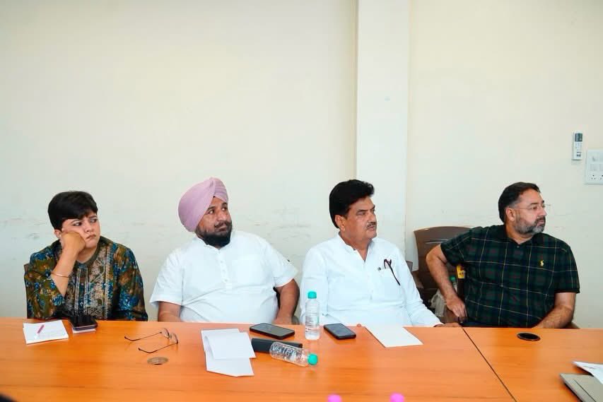 rajinderdeepa's tweet photo. ਅੱਜ ਪੰਜਾਬ ਕਾਂਗਰਸ ਭਵਨ ਚੰਡੀਗੜ੍ਹ ਵਿਖੇ ਪੰਜਾਬ ਇੰਚਾਰਜ ਸ਼੍ਰੀ @bhupeshbaghel ਜੀ ਅਤੇ ਪੰਜਾਬ ਕਾਂਗਰਸ ਦੇ ਪ੍ਰਧਾਨ @RajaBrar_INC ਜੀ ਦੀ ਅਗਵਾਈ ਹੇਠ ਹੋਈ ਪੰਜਾਬ ਕਾਂਗਰਸ ਦੇ ਬੁਲਾਰਿਆਂ ਦੀ ਅਹਿਮ ਮੀਟਿੰਗ ਵਿੱਚ ਸ਼ਮੂਲੀਅਤ ਕੀਤੀ।
@INCIndia @INCPunjab https://t.co/o8a9vUosgY