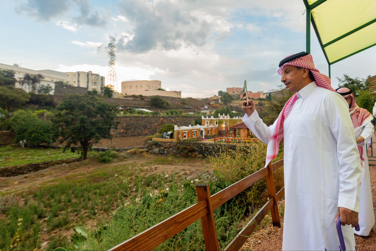 AhmedAlKhateeb's tweet photo. زرت اليوم مزرعة الليوان في #الوجهة_عسير، حيث الأمطار والأجواء الريفية الأصيلة 🐎🌾

سعيد بما تقدمه المزرعة من فعاليات وأنشطة متنوعة تناسب جميع أفراد العائلة، وتجسد جانبًا من الضيافة العسيرية والتجارب التي تجعل من زيارة عسير مميزة ⛰️💚 https://t.co/eGKaJxMk0a