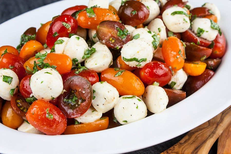 go_dstr's tweet photo. Fresh tomatoes, creamy mozzarella, basil, and a homemade balsamic vinaigrette make this an easy salad that's full of fresh flavor.

👉 https://t.co/H5CHycBK5R

#recipes #caprese #tomatomozzarella #freshfood #sidedish https://t.co/RvGUOdzdHV