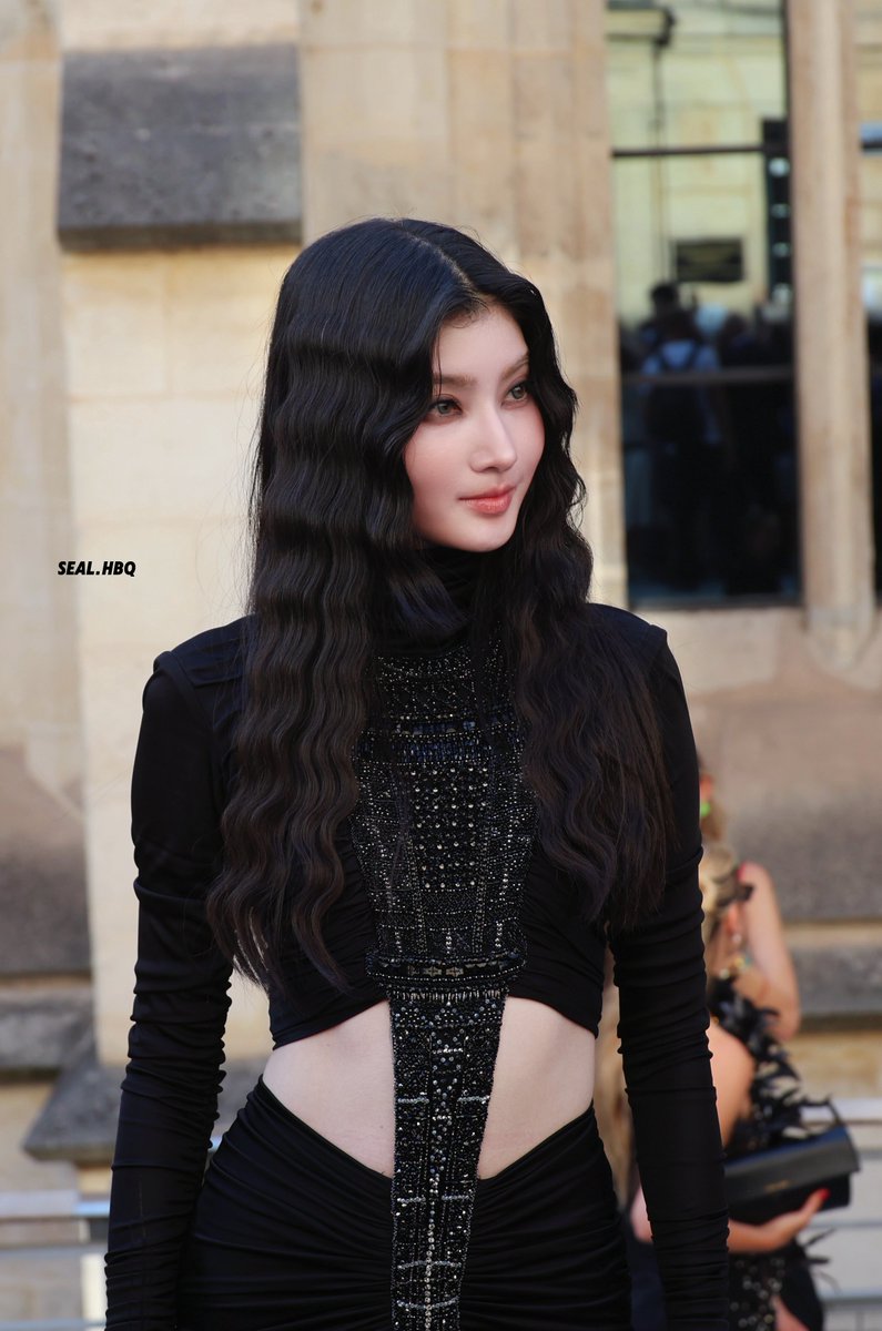 seal_hbq1's tweet photo. Black Queen 🍁✨

#MablexHauteCoutureFW26    
#ZuhairMurad 
#mable_siriwalee https://t.co/0cirNgWpWJ