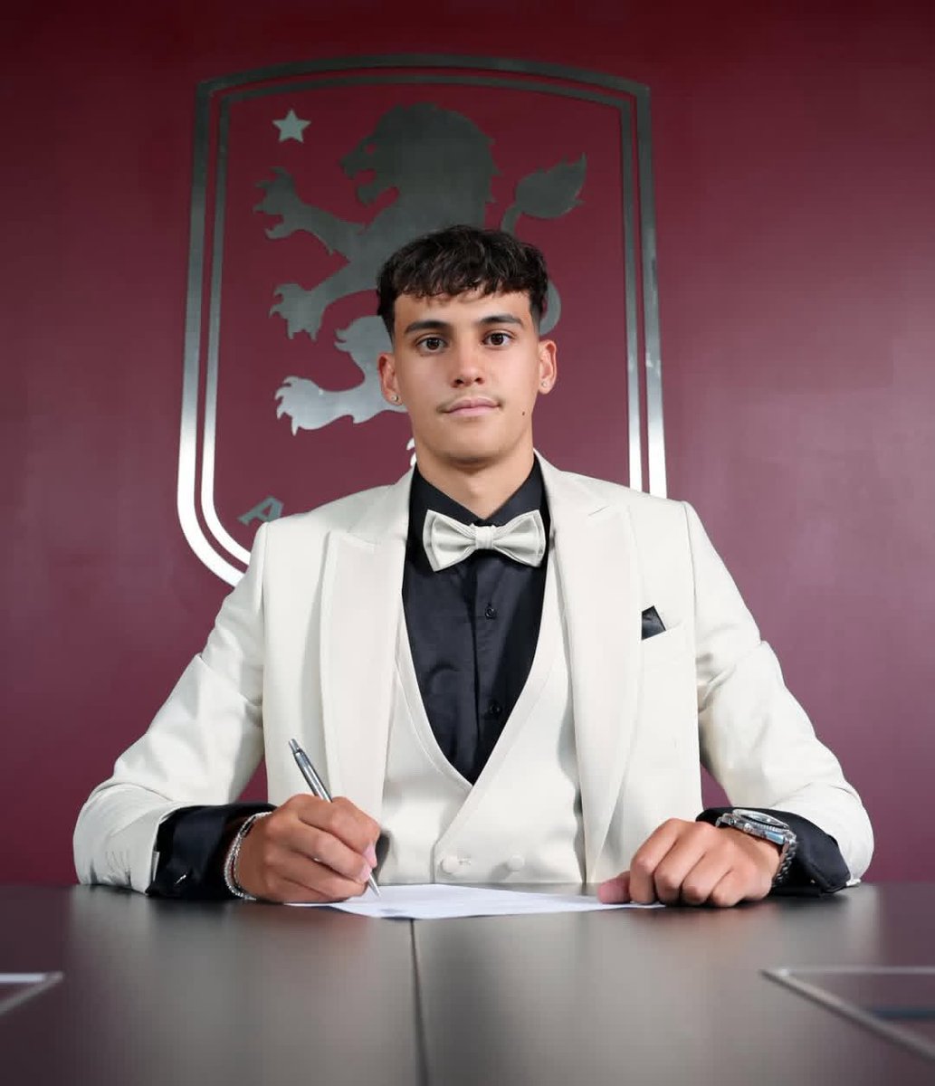 zim_football's tweet photo. 🏴󠁧󠁢󠁥󠁮󠁧󠁿🇿🇼
Congratulations to Jayden Garthwaite16 on signing his first year scholarship with Aston Villa

Goalkeeper Jayden Garthwaite continues to make impressive strides in his development after signing his first year scholarship.

The highly rated shot stopper joined the academy from Oxford United in 2023 and has quickly earned a reputation for his outstanding technical ability, calmness under pressure, and exceptional mentality. Coaches also praise his understanding of the game, with many believing he has the potential to go a long way.

His performances haven’t gone unnoticed on the international stage either.

🏴󠁧󠁢󠁥󠁮󠁧󠁿 Invited to England goalkeeper training camps over the past two years.

🇿🇼 Recently involved in a Zimbabwe national team training camp, keeping his international options open.

A goalkeeper with huge potential and one to keep firmly on your radar. 👀🧤

#Zimbabwe #nextgenzim #astonvilla #football #Zimfootball