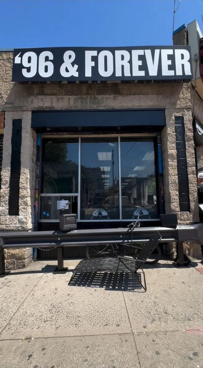GAGEmusicx's tweet photo. JAŸ-Z 30 

Bronx (B❌️)
75 E 161st St.
NY till 8pm #HOV #JAYZ 🗽 https://t.co/lKtzavNwu6