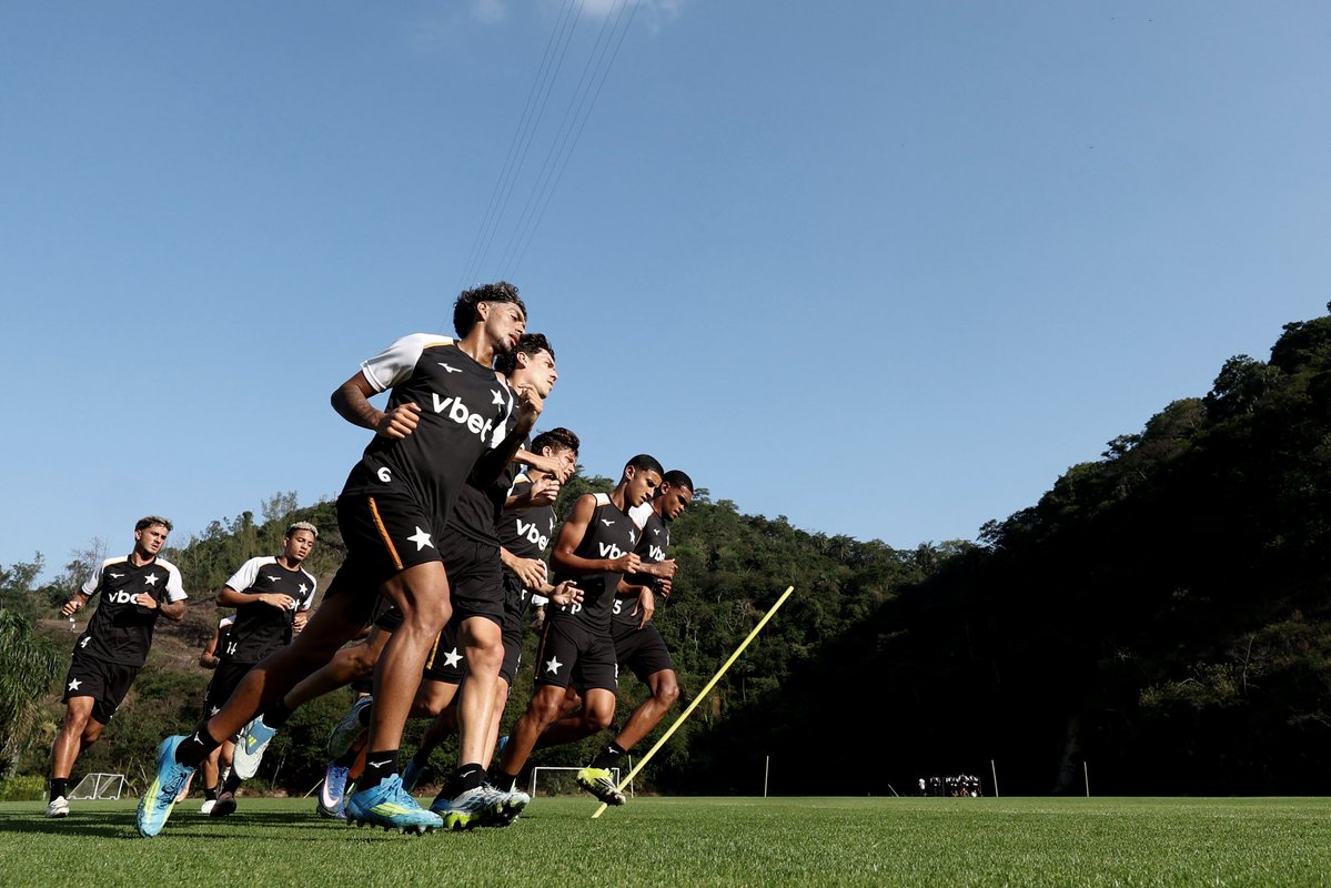 informafogo's tweet photo. Cork Gully quer perdão da dívida do Lyon com o Botafogo de 25 milhões de euros. 

Alvinegro vai jogar duro e vai brigar pelos seus direitos. 

Essa é explicação na demora da assinatura do contrato com a GDA. 

— @bernardogentile | @arenaalvinegraa https://t.co/wxczUuLJYl