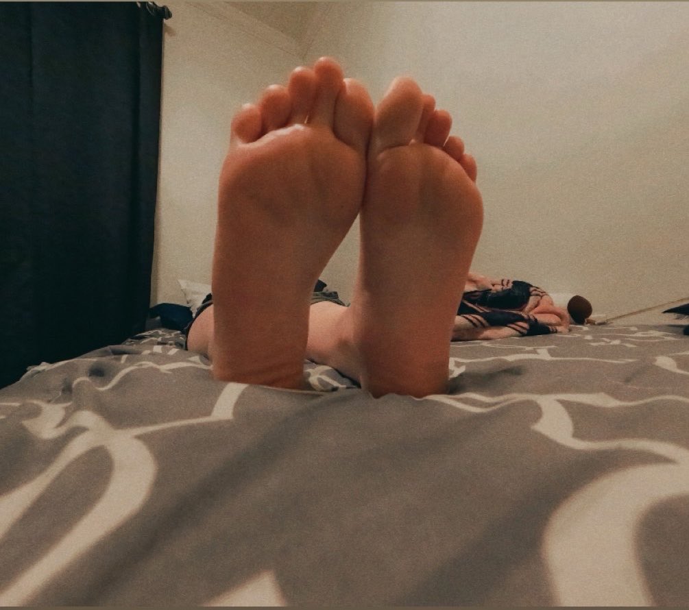 LJade2106's tweet photo. Any men here that loves the soles of feet🦶🫣 
Go subscribe and follow my feet finder account 😘 https://t.co/6jbx1KU0Bs https://t.co/p8P5R4ldHs