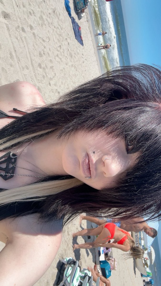 illi_annihilate's tweet photo. when you go to the beach https://t.co/G4aaUeAr0u