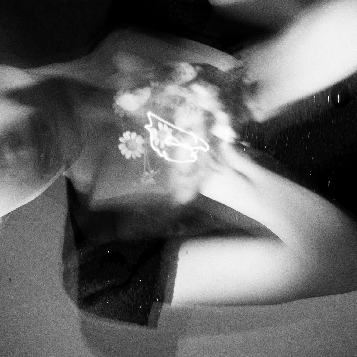 UMUSICA's tweet photo. Ariana Grande presenta una portada alternativa para su álbum ‘petal’. Disponible a partir del 31 de julio 🩷🔥 ¿Qué esperas de este álbum?

@arianagrande #arianagrande https://t.co/AF1O288Aox