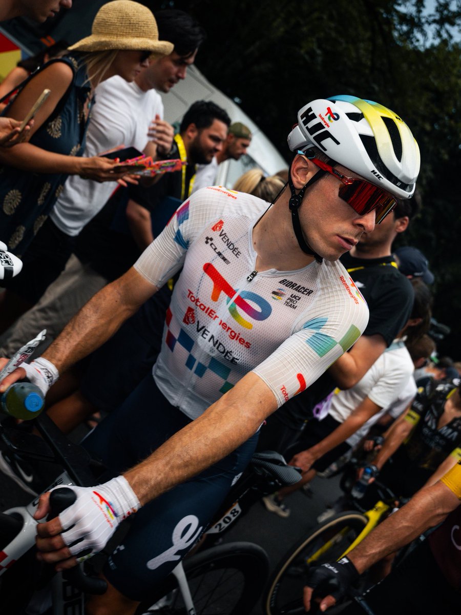 TeamTotalEnrg's tweet photo. Dans le top-10 ! 👾

Lancé pour aller chercher un gros résultat à Pau, Antho’ a été gêné dans le sprint et doit se contenter d’une belle 9e place 🃏

𝘗9 𝘧𝘰𝘳 𝘈𝘯𝘵𝘩𝘰𝘯𝘺 𝘪𝘯 𝘵𝘩𝘦 𝘧𝘪𝘳𝘴𝘵 𝘣𝘶𝘯𝘤𝘩 𝘴𝘱𝘳𝘪𝘯𝘵 𝘰𝘧 𝘵𝘩𝘪𝘴 𝘛𝘰𝘶𝘳 𝘥𝘦 𝘍𝘳𝘢𝘯𝘤𝘦. 

#TDF26 | #AllezTotalEnergies ⚡️