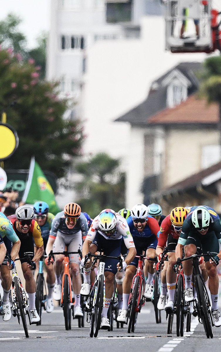 TeamTotalEnrg's tweet photo. Dans le top-10 ! 👾

Lancé pour aller chercher un gros résultat à Pau, Antho’ a été gêné dans le sprint et doit se contenter d’une belle 9e place 🃏

𝘗9 𝘧𝘰𝘳 𝘈𝘯𝘵𝘩𝘰𝘯𝘺 𝘪𝘯 𝘵𝘩𝘦 𝘧𝘪𝘳𝘴𝘵 𝘣𝘶𝘯𝘤𝘩 𝘴𝘱𝘳𝘪𝘯𝘵 𝘰𝘧 𝘵𝘩𝘪𝘴 𝘛𝘰𝘶𝘳 𝘥𝘦 𝘍𝘳𝘢𝘯𝘤𝘦. 

#TDF26 | #AllezTotalEnergies ⚡️