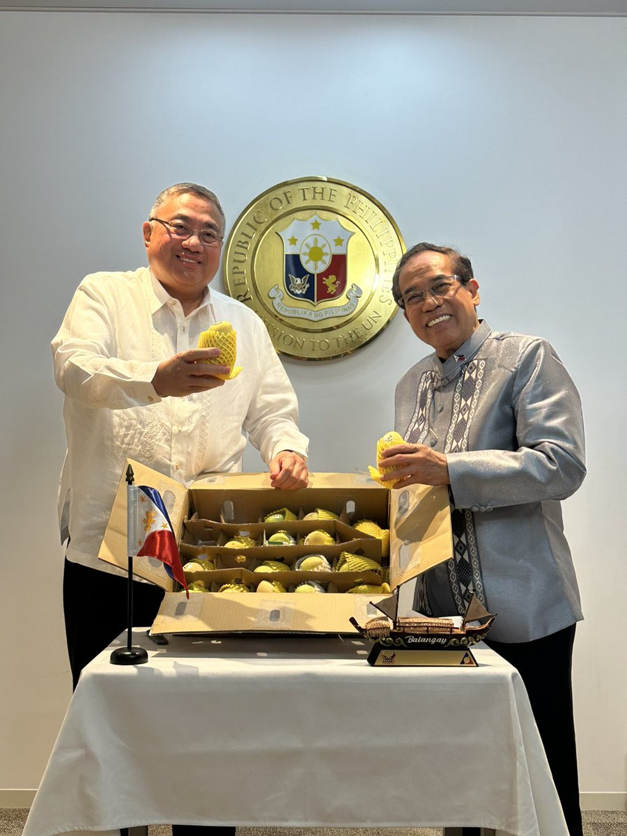 PHinGeneva's tweet photo. The world's sweetest mangoes have arrived in Geneva! 🥭🇵🇭

🇵🇭 Permanent Representative Carlos D. Sorreta and IPOPHL Director General Atty. Teodoro Pascua marked the arrival of the iconic Guimaras mangoes with a ceremonial unboxing on the occasion of the 🇵🇭 exhibition at the WIPO https://t.co/fxgLhY4vmp