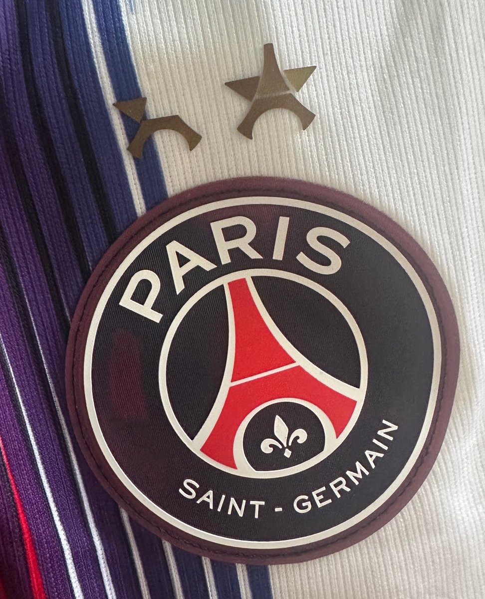1993ParisPEM's tweet photo. Au final je me demandais si c’était réel toutes les erreurs de flocage sur le store du PSG mais finalement c’est bien réel ! Voilà ce que j’ai reçu, L’option étoile filante c’est pas mal …. 
Sans parler du conditionnement du maillot 🙃 GG @PSG_inside @Fanatics 👎 https://t.co/z06Ed9Q1rJ