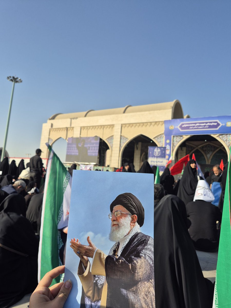 soji9889's tweet photo. مردم آمدند تا بگویند غمت، غصهٔ تنهاییِ یک نفر نیست؛ داغِ یک میهن است..
#باید_برخاست #وداع_علویان https://t.co/VxmlT9QinI
