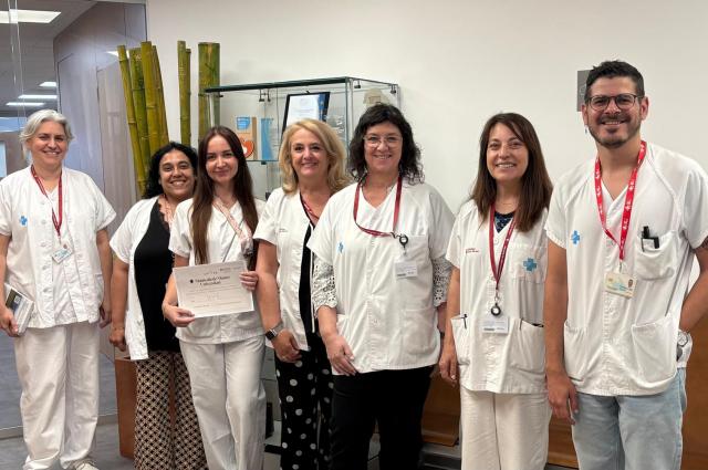 hbellvitge's tweet photo. Laura Martín Lopo rep un ajut de la Càtedra UB-COIB d'Infermeria per cursar el Màster Universitari en Infermeria de Pràctica Clínica Avançada 🎓✨

En el marc de la Càtedra UB-COIB d’Infermeria 🏥, l’#hbellvitge va obtenir l'any 2026 un ajut destinat a facilitar que una infermera del centre pogués cursar un màster oficial de la UB. Amb l’objectiu de garantir la igualtat d’oportunitats entre totes les professionals, la Direcció Infermera de l’HUB va organitzar un procés de selecció obert. 🤝💼

ℹ️Més info: https://t.co/MmWtcMI5xY

#UniversitatdeBarcelona #InfermeraPràcticaClínicaAvançada