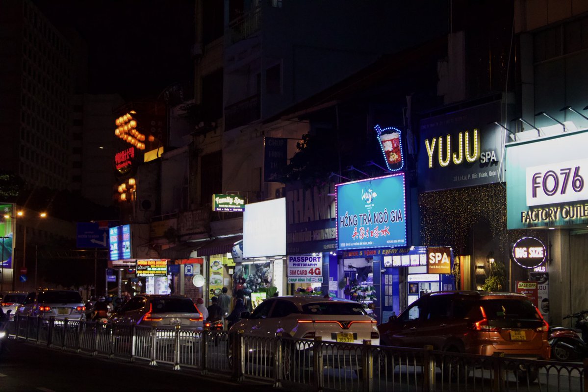 Iwashereyt's tweet photo. The night lights of Saigon 🇻🇳 #hochiminh #saigon #vietnamtravel #streetphotography https://t.co/kvokd2hoPR