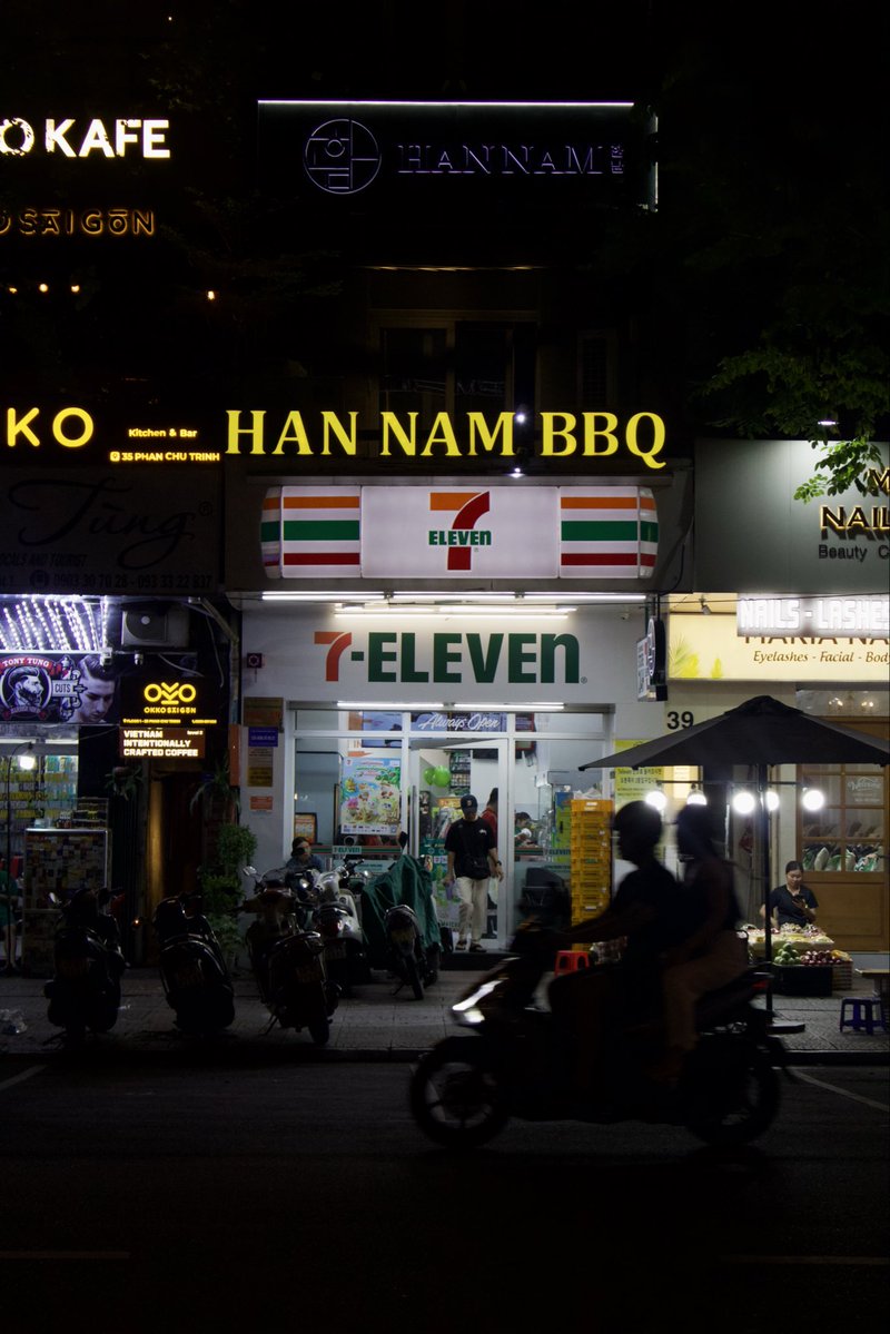 Iwashereyt's tweet photo. The night lights of Saigon 🇻🇳 #hochiminh #saigon #vietnamtravel #streetphotography https://t.co/kvokd2hoPR