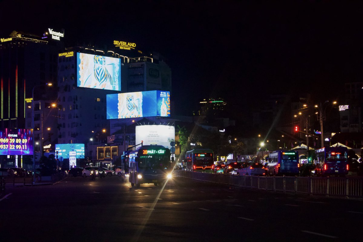 Iwashereyt's tweet photo. The night lights of Saigon 🇻🇳 #hochiminh #saigon #vietnamtravel #streetphotography https://t.co/kvokd2hoPR