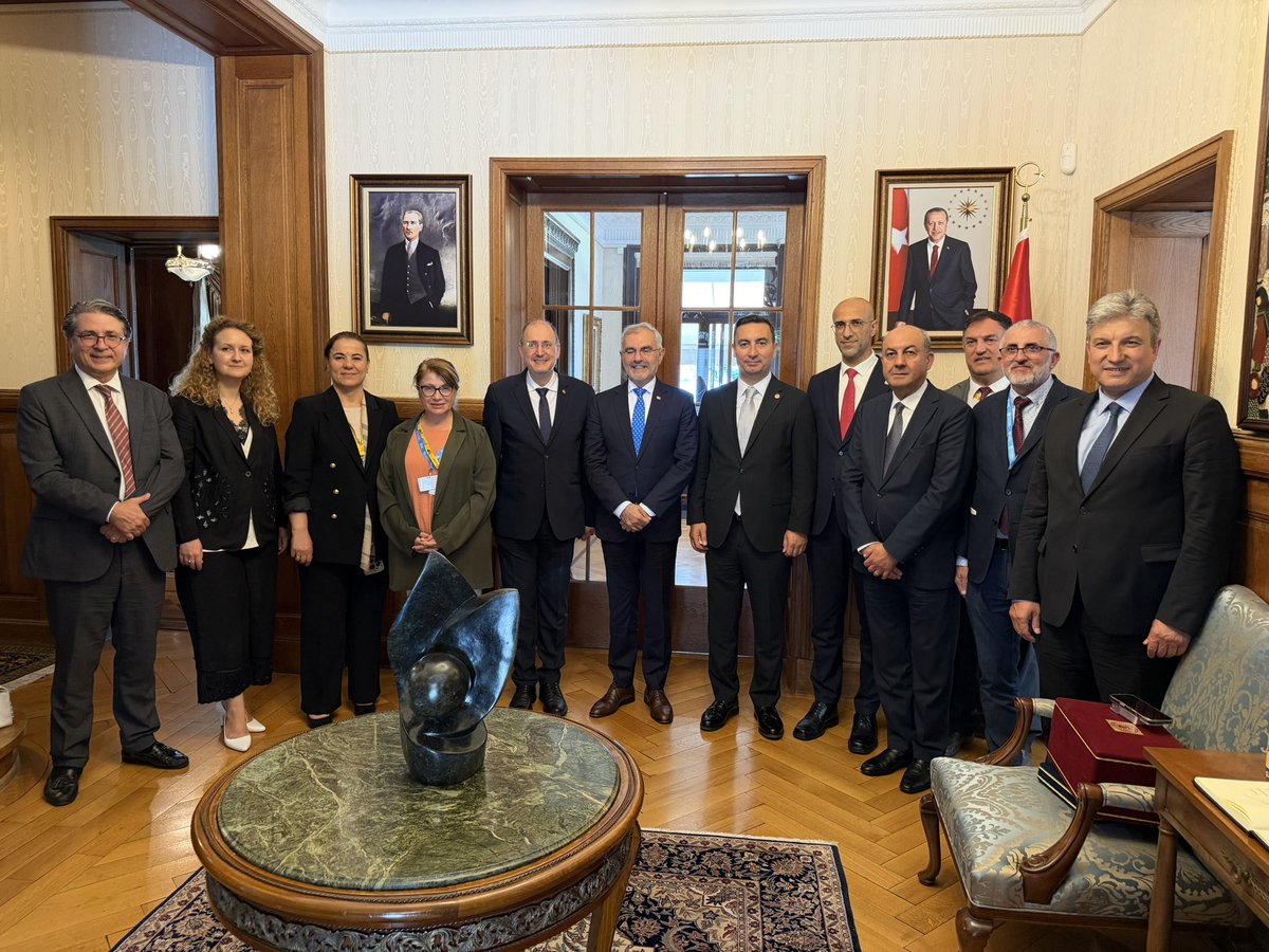 Akburak's tweet photo. Cenevre temaslarımız kapsamında, BTK Başkanı Ömer Abdullah Karagözoğlu ve Ulaştırma ve Altyapı Bakanlığımızın kıymetli yöneticileriyle birlikte, Cenevre Daimi Temsilcimiz Büyükelçi Burak Akçapar’ın nazik ev sahipliğinde bir araya geldik.

Misafirperverliği ve samimi ev sahipliği için Sayın Büyükelçimize teşekkür ediyor, yeni görev yeri Lahey’de üstün başarılar diliyorum.