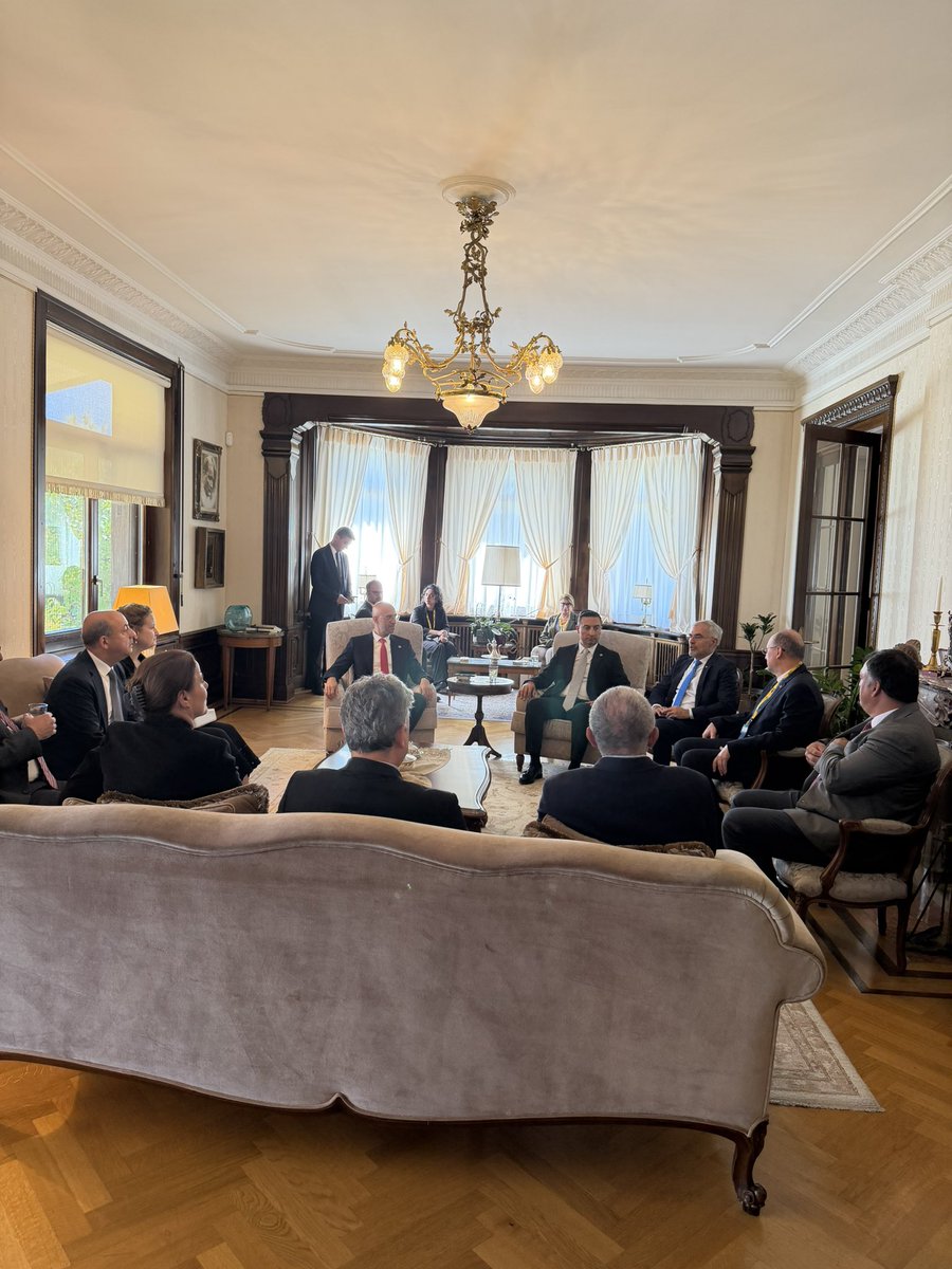 Akburak's tweet photo. Cenevre temaslarımız kapsamında, BTK Başkanı Ömer Abdullah Karagözoğlu ve Ulaştırma ve Altyapı Bakanlığımızın kıymetli yöneticileriyle birlikte, Cenevre Daimi Temsilcimiz Büyükelçi Burak Akçapar’ın nazik ev sahipliğinde bir araya geldik.

Misafirperverliği ve samimi ev sahipliği için Sayın Büyükelçimize teşekkür ediyor, yeni görev yeri Lahey’de üstün başarılar diliyorum.