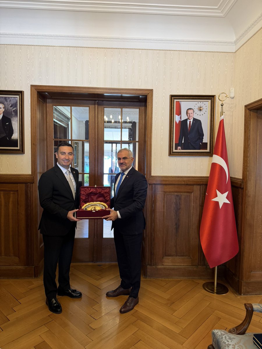 Akburak's tweet photo. Cenevre temaslarımız kapsamında, BTK Başkanı Ömer Abdullah Karagözoğlu ve Ulaştırma ve Altyapı Bakanlığımızın kıymetli yöneticileriyle birlikte, Cenevre Daimi Temsilcimiz Büyükelçi Burak Akçapar’ın nazik ev sahipliğinde bir araya geldik.

Misafirperverliği ve samimi ev sahipliği için Sayın Büyükelçimize teşekkür ediyor, yeni görev yeri Lahey’de üstün başarılar diliyorum.