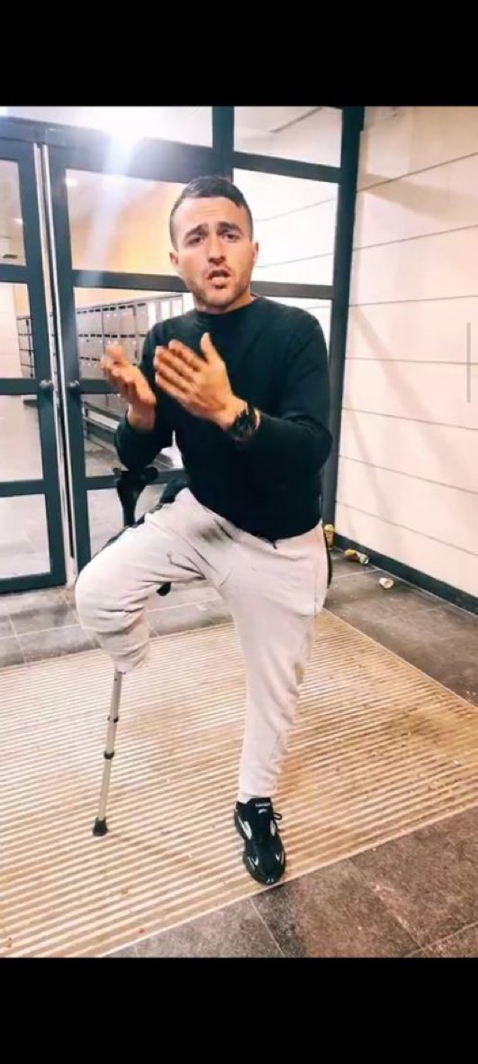 KabylieDebout's tweet photo. L’handicapé physique et mentale algechien qui demande aux algechiens de provoquer des incidents et d’agresser les marocains.   
Voilà le vrai visage de l’algerien en France. Les algériens diffusent la haine et le KO. https://t.co/p2k8x0XR4I