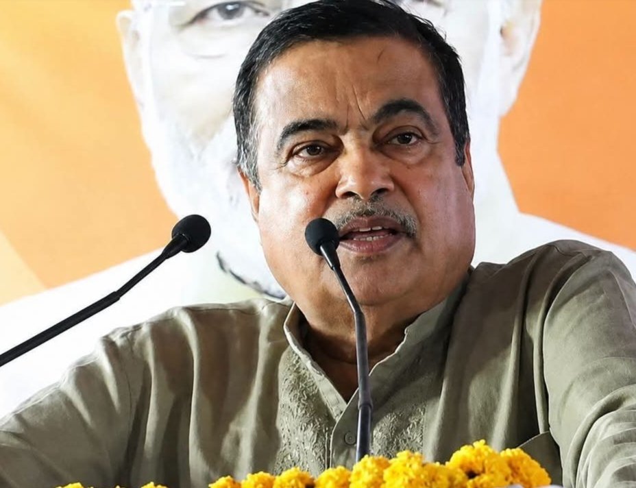 Nargis_Bano78's tweet photo. केंद्रीय मंत्री नितिन गडकरी ने आज राजस्थान जाकर बड़ी बड़ी बाते कही , इतनी बड़ी बड़ी बाते तो अलादीन का '' जिन '' भी नहीं कहता , 

सुनो नितिन गडकरी जी के शब्द , अगर मज़ा ना आये तो कहना , 

 " आज समय कम है , नहीं तो 50 हजार करोड़ देकर जाता राजस्थान को , अगली बार जब आऊंगा तो जयपुर में और कई कार्यक्रम होंगे तो मेरे फिक्स्ड डिपोजिट वॉल में चेकबुक पड़ी है , मैंने साइन करके तैयार रखी है , उस पर अमाउंट आप लिख देना ,

 नितिन गडकरी ने कहा राजस्थान के मुख्यमंत्री भजनलाल जी आप मांगते-मांगते थक जाओगे , पर मैं देते-देते कभी नहीं थकूंगा , मेरे पास द्रौपदी की थाली है , कोई पैसे की कमी नहीं है , हां केवल नेशनल हाईवे (NH) होना चाहिए, क्योंकि वही मैं काम कर सकता हूं ,

तुमको जितना मांगना है , उतना मांगो , अरे 10, 20 हजार करोड़ नहीं, 50 हजार करोड़, एक लाख करोड़, दो लाख करोड़ , रखता हूं तो बात करता हूं। चिंता मत करो , तुम जितना मांगोगे, उतना देने की जिम्मेदारी मेरी है , 

अब बताओ कह तो ऐसे रहे है मंत्री जी जैसे खुद की जेब से पैसा दे रहे हो , जनता के टैक्स का पैसा है ,