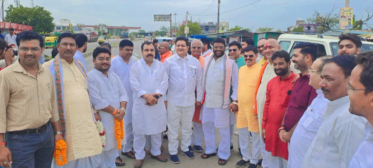 dharmveerbjp's tweet photo. सोनभद्र में माननीय प्रदेश अध्यक्ष भाजपा श्री पंकज चौधरी जी के आगमन पर हजारों कार्यकर्ताओं के द्वारा भब्य स्वागत अभिनंदन किया गया।
#स्वागत 
#अभिनन्दन https://t.co/i6zWZxMlbZ