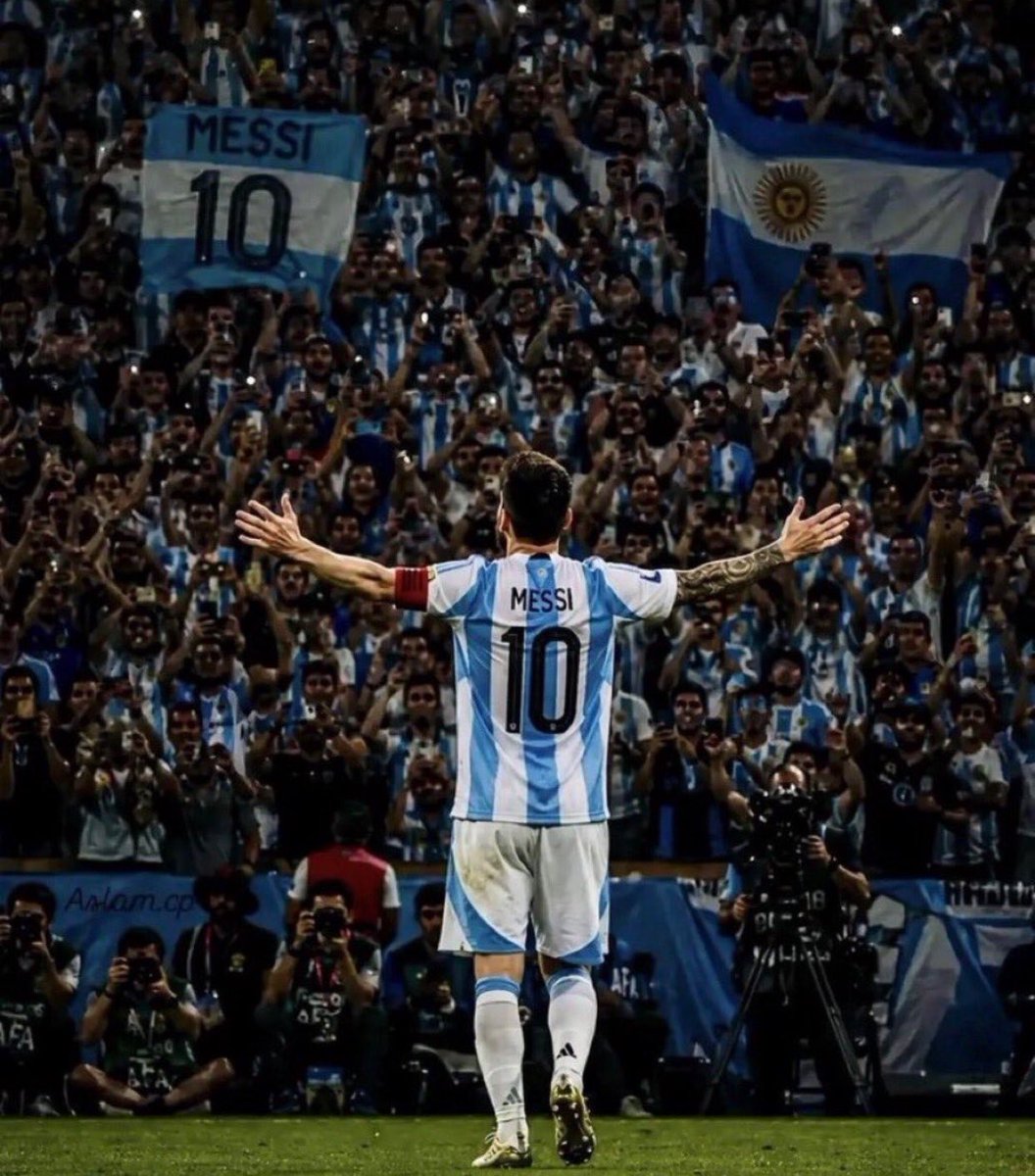 PelonGomis's tweet photo. ¡Messi lleva veinte años haciendo magia en el fútbol!

Sin ser delantero suma más de 900 goles, más de 400 asistencias, 21 goles en Mundiales, remonta partidos que parecían perdidos, rompe récords y establece otros nuevos... Pero al final, según los conspiranoicos, el verdadero genio no es el tipo que hace todo eso y más con un balón en los pies, sino Infantino, los árbitros y todos los burócratas de la FIFA desde sus oficinas en Zúrich.

Hay teorías tan ridículas e inverosímiles que terminan demostrando una sola cosa: 
En este planeta, hay personas dispuestas a creer y decir cualquier pendejada antes que aceptar que Messi, es el mejor futbolista de todos los tiempos.