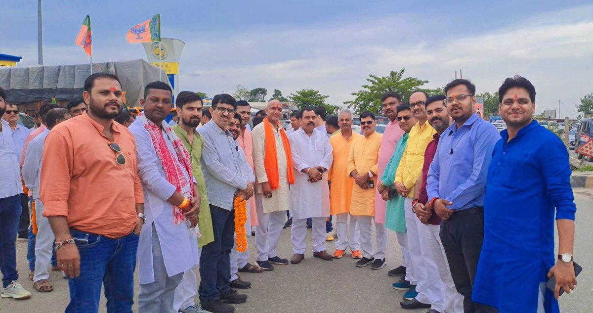 dharmveerbjp's tweet photo. सोनभद्र में माननीय प्रदेश अध्यक्ष भाजपा श्री पंकज चौधरी जी के आगमन पर हजारों कार्यकर्ताओं के द्वारा भब्य स्वागत अभिनंदन किया गया।
#स्वागत 
#अभिनन्दन https://t.co/i6zWZxMlbZ