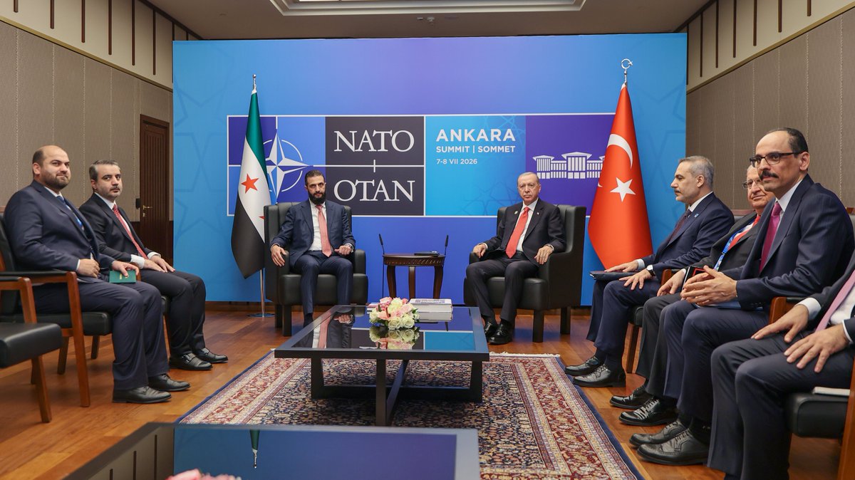 SyPresidency's tweet photo. السيد الرئيس أحمد الشرع يلتقي الرئيس التركي رجب طيب أردوغان، والوفد المرافق له، في مقر انعقاد قمة حلف شمال الأطلسي "الناتو" في العاصمة التركية أنقرة، بحضور وزير الخارجية والمغتربين أسعد الشيباني.

#رئاسة_الجمهورية_العربية_السورية https://t.co/wyC0XlHn8i