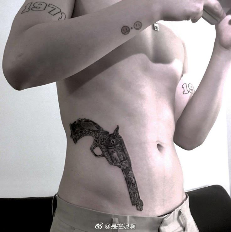 findcamie's tweet photo. como sera que o ni-ki e o woodz se sentem tendo as tatuagens mais DE PUTA do kpop inteiro https://t.co/Nvo2WXqlsl