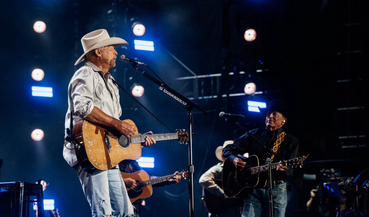 OfficialJackson's tweet photo. Alan and @GeorgeStrait taking the stage together made an already special night even more unforgettable. 🤠 #LastCallWithAlanTheFinale 

📸 Josh Gicker https://t.co/P6UyAQjYZa