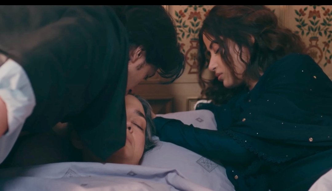 whimsyra_'s tweet photo. Grief has a strange way of bringing two souls closer 🤍
#Zanjeerein #Sarbiya https://t.co/88gmNVovhB